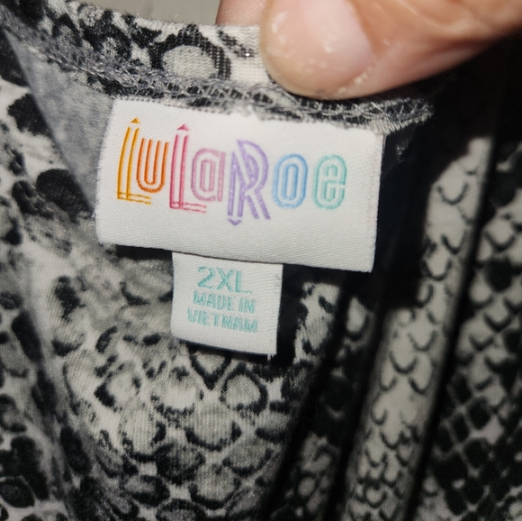 LuLaRoe XOE Jogger Jumpsuit Women’s 2XL Gray/Black Snake Short Sleeve EUC - Picture 3 of 4